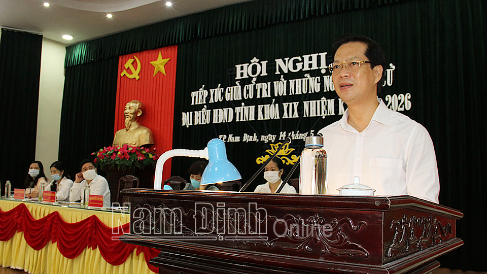 Đồng chí Nguyễn Anh Tuấn, Ủy viên Ban TVTU, Bí thư Thành ủy Nam Định phát biểu tiếp thu ý kiến của cử tri thành phố Nam Định.