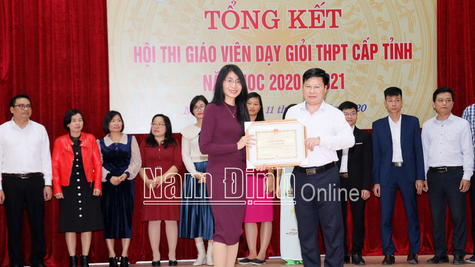 Cô giáo Nguyễn Thu Hiền, Trường THPT Trần Hưng Đạo đạt thành tích xuất sắc trong hội thi giáo viên dạy giỏi THPT cấp tỉnh năm học 2020-2021 (Ảnh chụp trước ngày 27-4).  Ảnh: Do cơ sở cung cấp