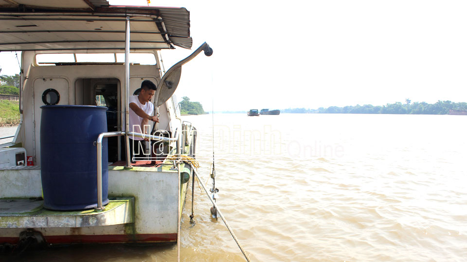 Cán bộ Trạm Thủy văn Nam Định (thành phố Nam Định) đo tốc độ nước và hướng dòng chảy trên sông Đào.