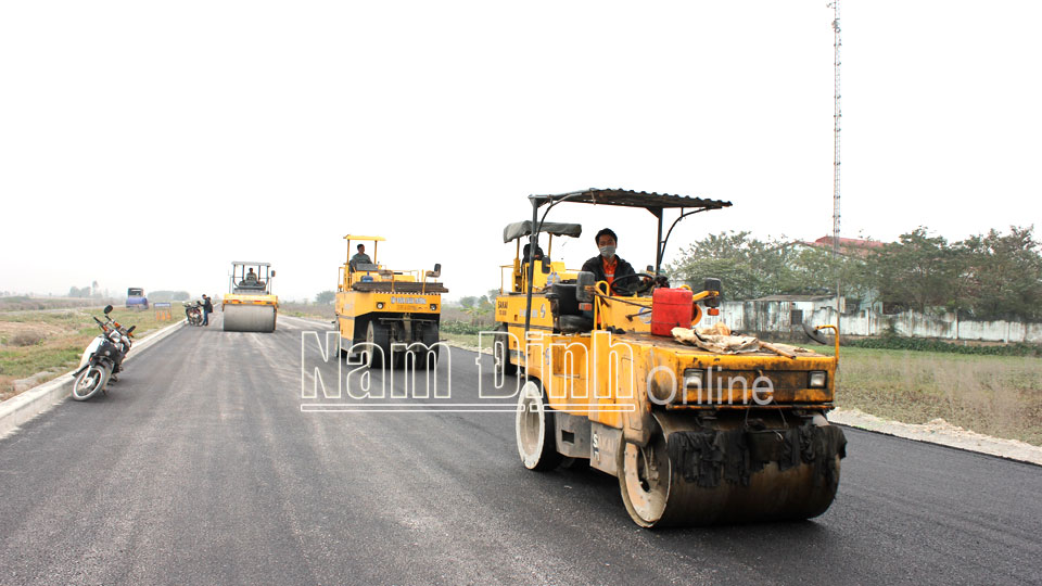 Thi công xây dựng tuyến đường trục phát triển nối vùng kinh tế biển tỉnh Nam Định với đường cao tốc Cầu Giẽ - Ninh Bình.