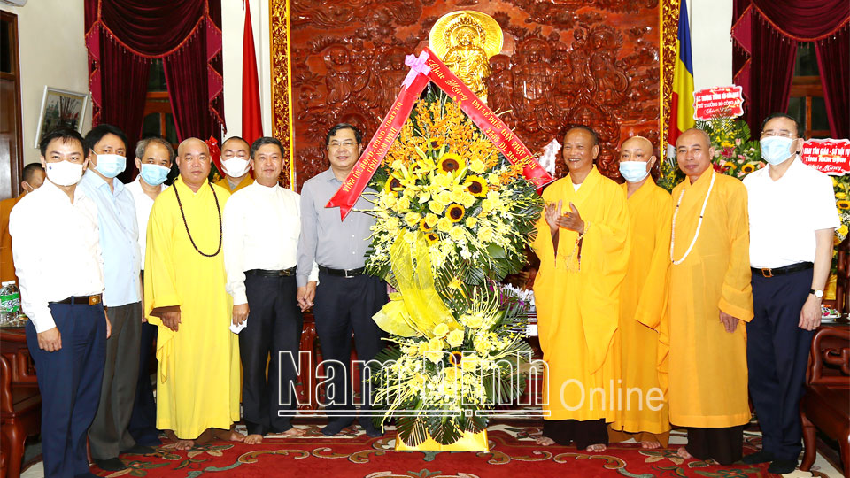 Đồng chí Phạm Gia Túc, Ủy viên BCH Trung ương Đảng, Bí thư Tỉnh ủy tặng hoa chúc mừng Giáo hội Phật giáo tỉnh.