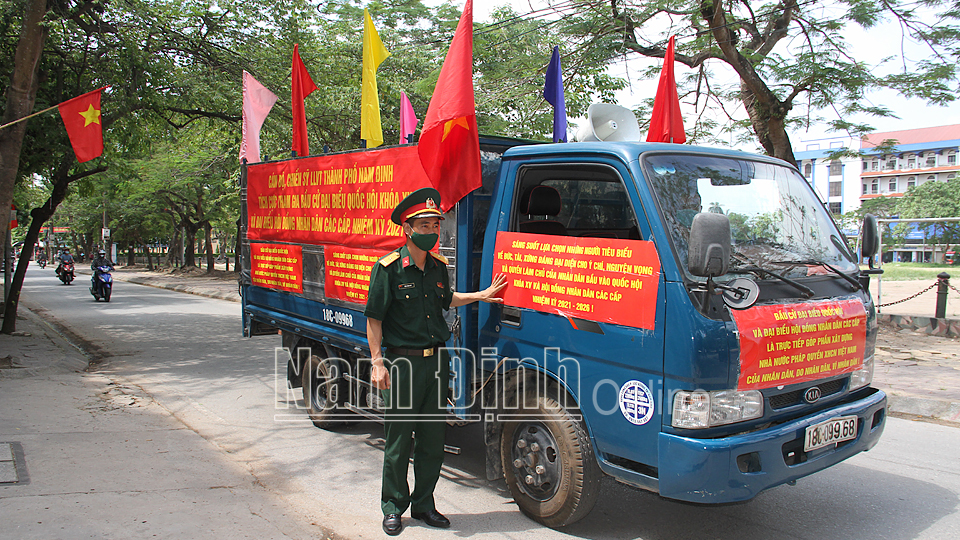Xe tuyên truyền lưu động trong ngày bầu cử của Ban CHQS thành phố Nam Định.