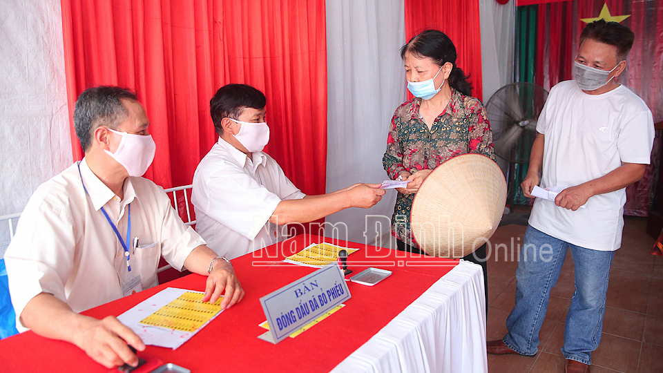 Cử tri khu vực bầu cử số 1, phường Vị Hoàng (TP Nam Định) được đóng dấu đã bỏ phiếu bầu.