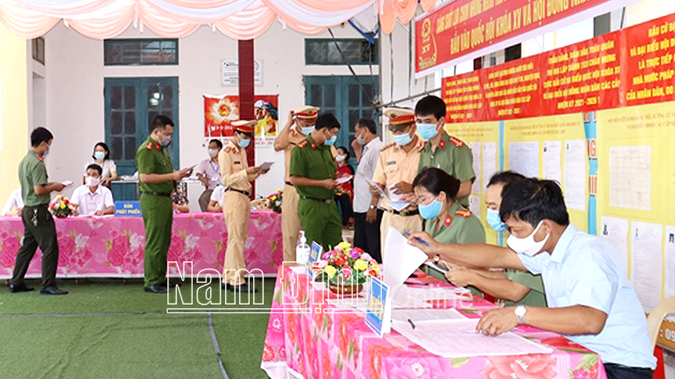 Lực lượng vũ trang huyện Giao Thủy tham gia bầu cử.