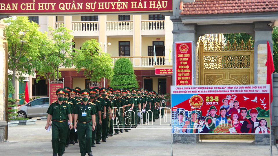 Cán bộ, chiến sĩ Ban chỉ huy quân sự huyện Hải Hậu tham gia bỏ phiếu.