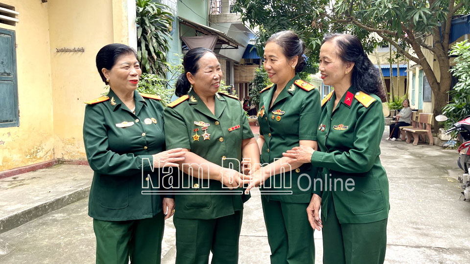 Các nữ chiến sĩ Trường Sơn - Đường Hồ Chí Minh tỉnh luôn chia sẻ, động viên nhau vươn lên trong cuộc sống (Ảnh chụp trước ngày 27-4-2021).  Ảnh: Do cơ sở cung cấp