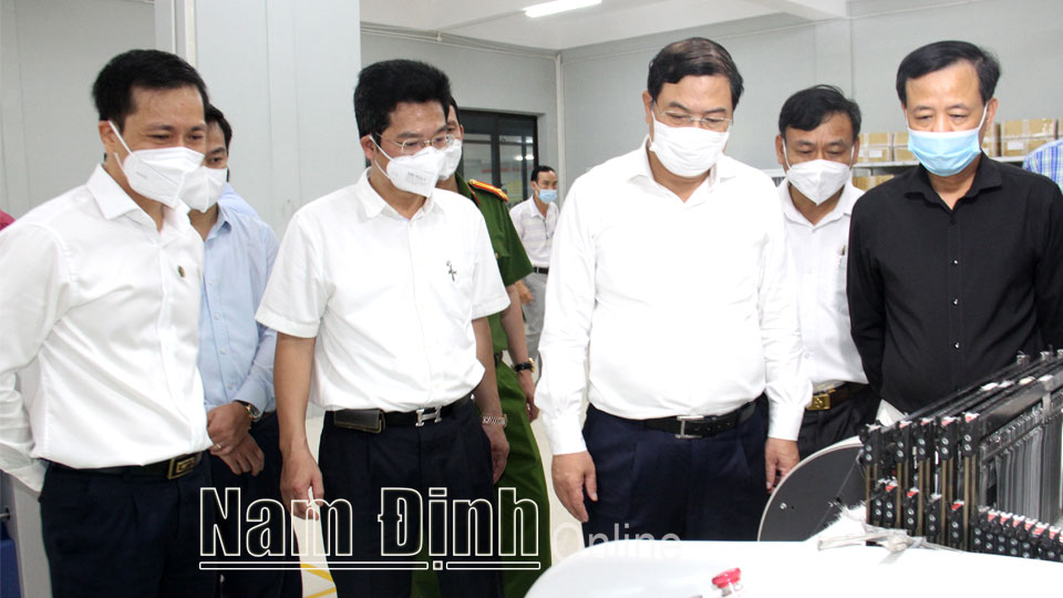 3-Đồng chí Phạm Gia Túc, Ủy viên BCH Trung ương Đảng, Bí thư Tỉnh ủy thăm Công ty dệt Bảo Minh tại Khu công nghiệp Bảo Minh.