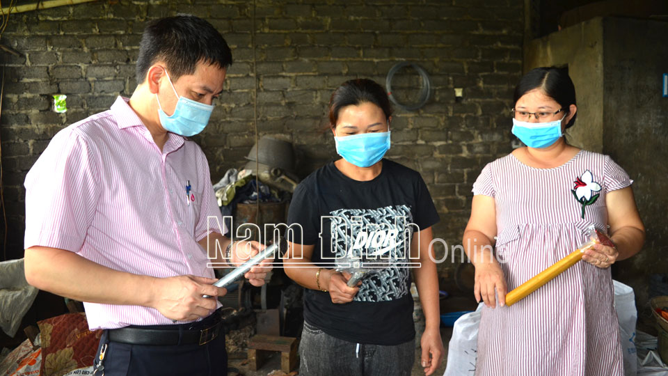 Cán bộ Ngân hàng CSXH huyện Vụ Bản kiểm tra, đánh giá hiệu quả sử dụng vốn tín dụng chính sách tại gia đình chị Nguyễn Thị Lưu (ở giữa), xóm Hội 2, xã Quang Trung.