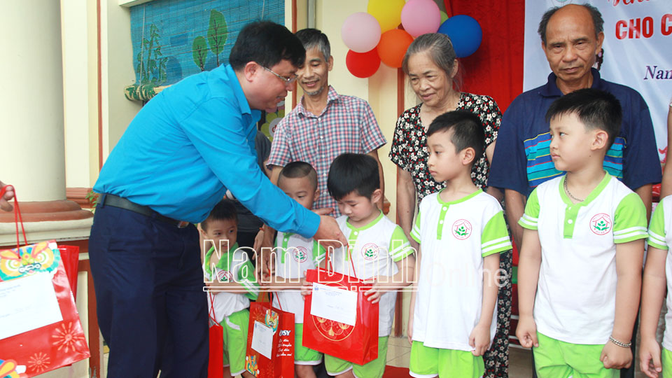 Lãnh đạo LĐLĐ tỉnh trao tặng quà cho con công nhân lao động có hoàn cảnh khó khăn trên địa bàn thành phố Nam Định (Ảnh chụp trước ngày 27-4-2021).