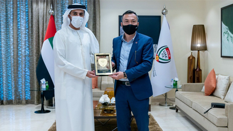 Chủ tịch LĐBĐ UAE Rashid bin Humaid Al Nuaimi tặng quà lưu niệm lãnh đạo LĐBĐ Việt Nam. (Ảnh: VFF)