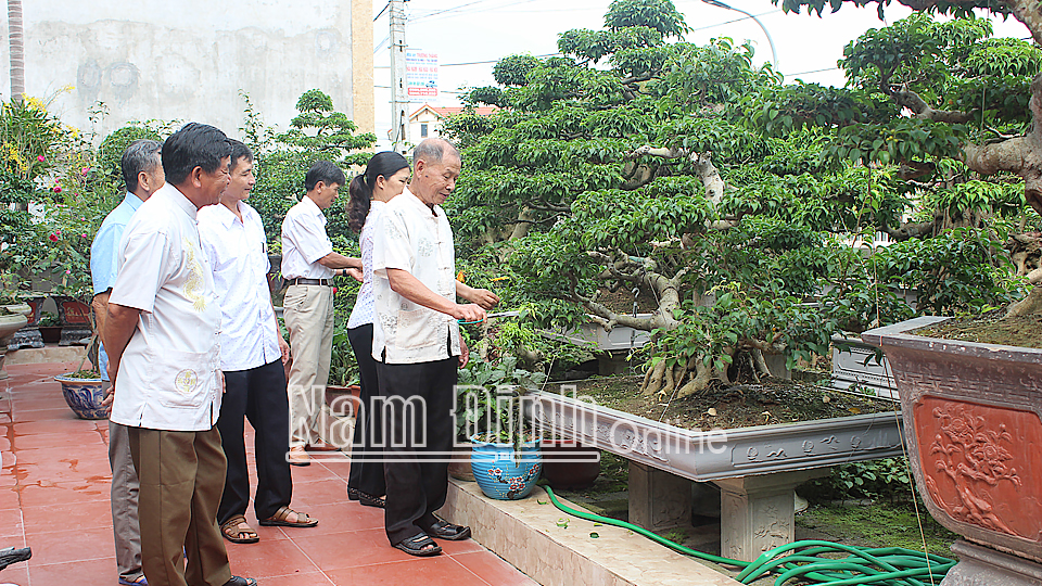 Ban công tác Mặt trận xóm 8, xã Xuân Hòa (Xuân Trường) tuyên truyền, vận động nhân dân xây dựng xóm NTM kiểu mẫu (Ảnh chụp trước ngày 27-4-2021).