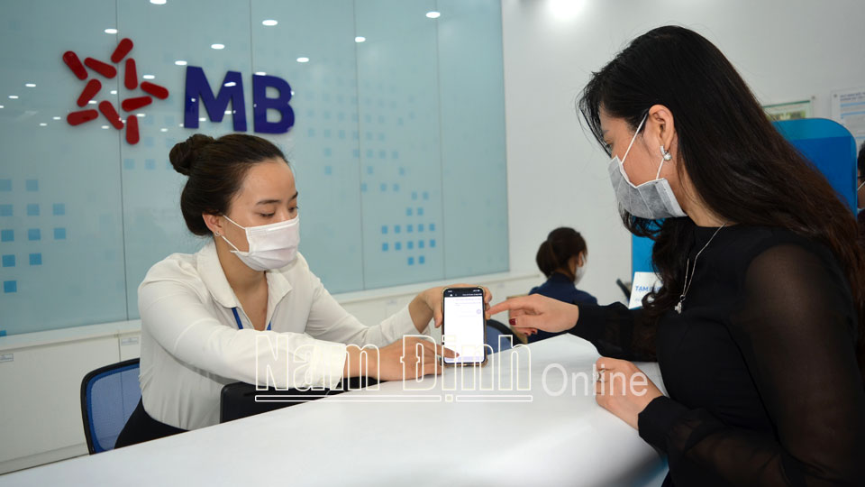 Hướng dẫn khách hàng sử dụng dịch vụ ngân hàng điện tử trên ứng dụng MBBank của Ngân hàng TMCP Quân đội Chi nhánh Nam Định.  Bài và ảnh: Đức Toàn