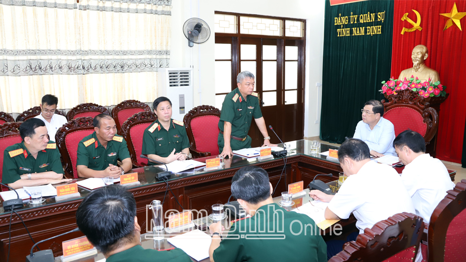 Đồng chí Thiếu tướng Nguyễn Quang Ngọc, Ủy viên BCH Trung ương Đảng, Phó Bí thư Đảng ủy, Tư lệnh Quân khu 3 phát biểu tại hội nghị.