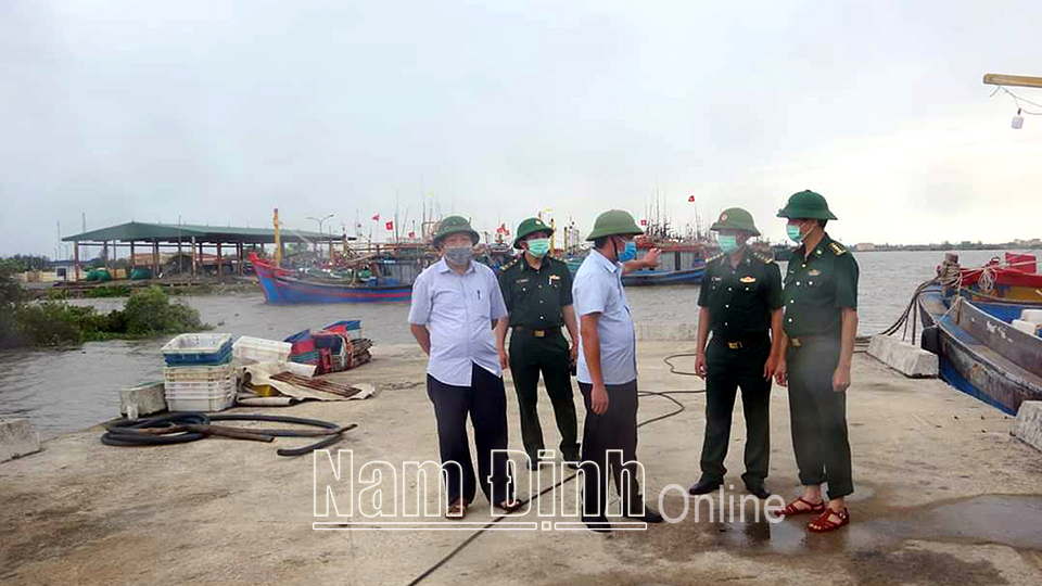 4322, 4234: Lãnh đạo Bộ Bộ Chỉ huy BĐBP tỉnh kiểm tra công tác phòng chống bão số 2 tại Cửa khẩu cảng Thịnh Long (Hải Hậu).    ảnh: Thanh Tuấn