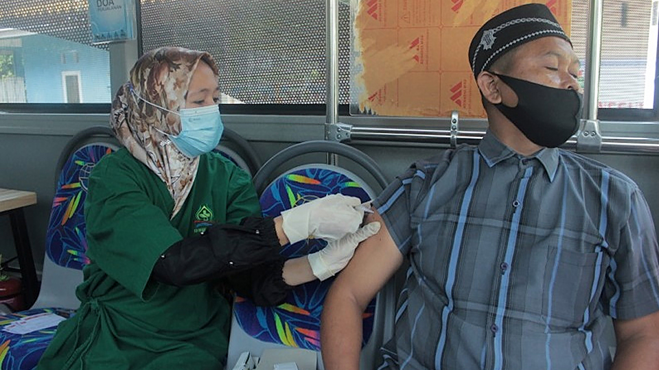 Tiêm vaccine ngừa Covid-19 bên trong “xe bus tiêm chủng” tại tỉnh Riau, Indonesia. (Ảnh: Reuters)