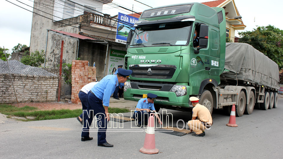 Thanh tra Giao thông (Sở GTVT) phối hợp với các lực lượng chức năng thực hiện công tác kiểm soát tải trọng xe trên tuyến đường tỉnh 485 đoạn qua địa bàn huyện Ý Yên.