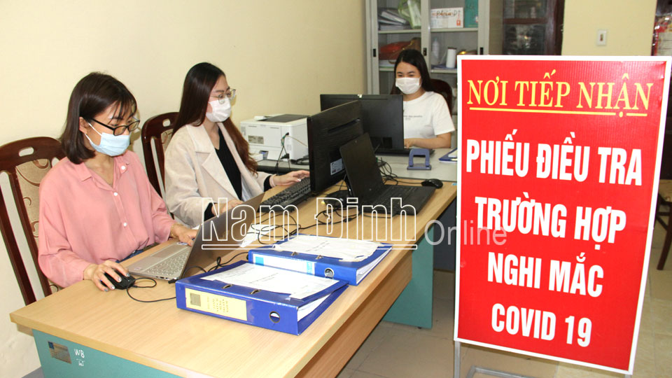 Cán bộ, nhân viên Trung tâm kiểm soát bệnh tật tỉnh Nam Định tiếp nhận thông tin về tình hình dịch COVID-19 trên địa bàn tỉnh.  Bài và ảnh: Văn Trọng