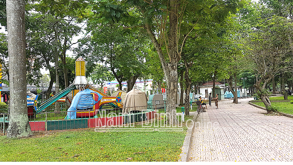 Vì dịch bệnh COVID-19 diễn biến phức tạp nên nhiều hoạt động vui chơi giải trí, sân chơi cho trẻ em bị hạn chế. (Trong ảnh là các trò chơi phục vụ trẻ em tại Công viên Vị Xuyên, phường Vị Hoàng, thành phố Nam Định phải dừng hoạt động do ảnh hưởng của dịch COVID-19).