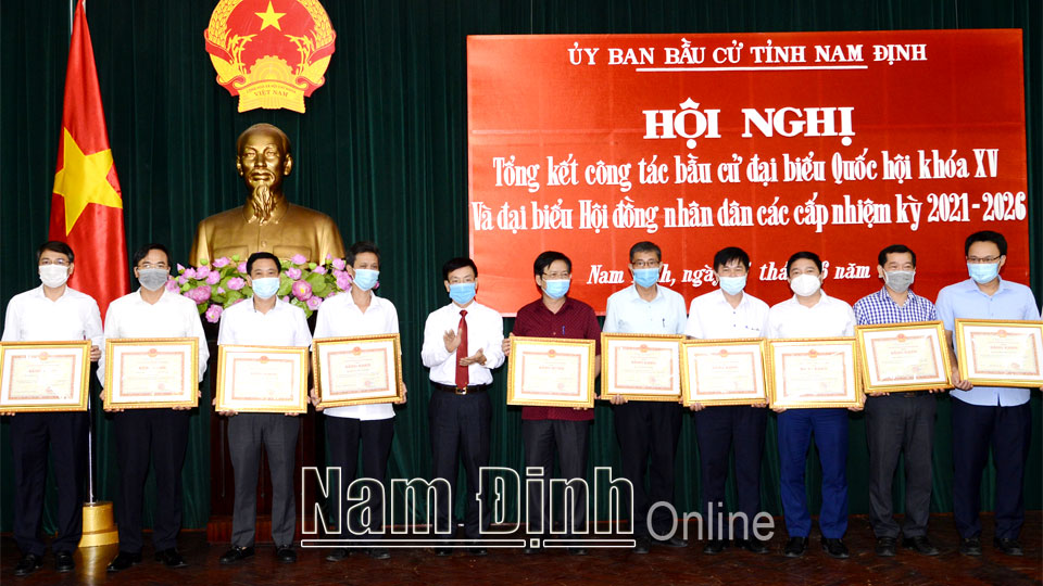 Đồng chí Chủ tịch UBND tỉnh Phạm Đình Nghị trao Bằng khen của UBND tỉnh cho các tập thể.