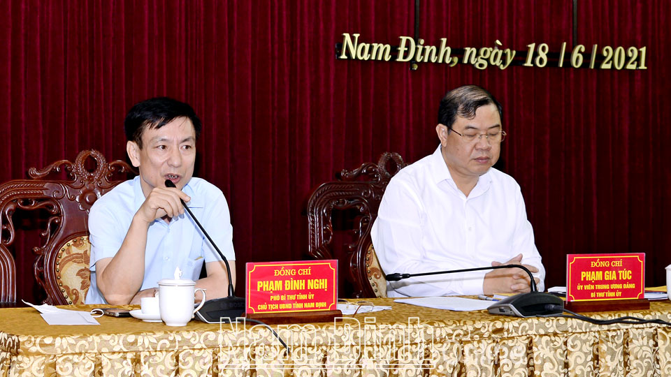 Đồng chí Phó Bí thư Tỉnh ủy, Chủ tịch UBND tỉnh Phạm Đình Nghị điều hành phần thảo luận tại hội nghị.