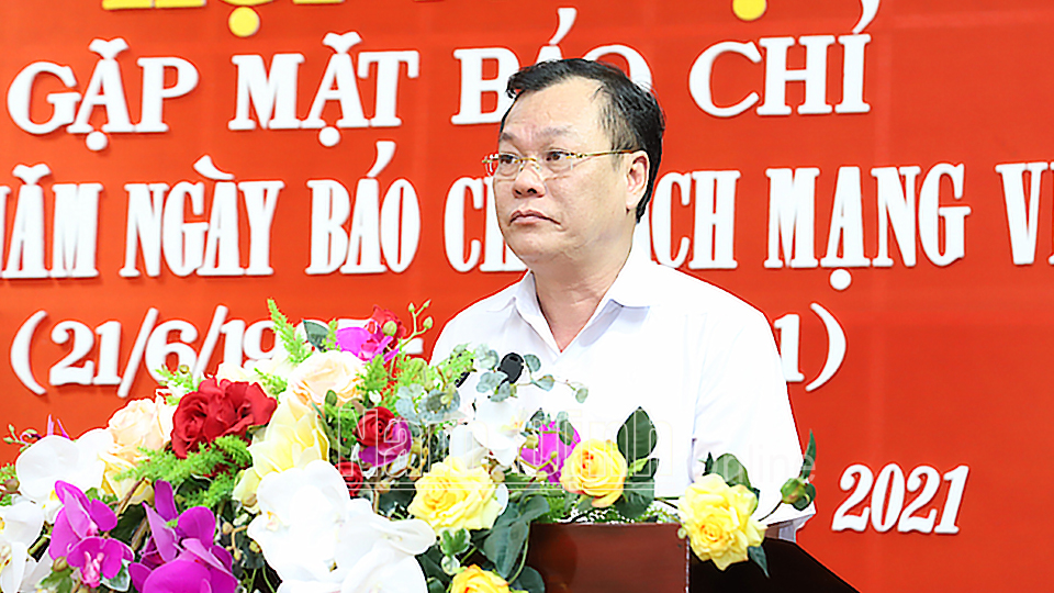 Đồng chí Lê Quốc Chỉnh, Phó Bí thư Thường trực Tỉnh ủy, Chủ tịch HĐND tỉnh phát biểu tại buổi gặp mặt các báo chí của tỉnh và cơ quan báo chí của Trung ương thường trú trên địa bàn.