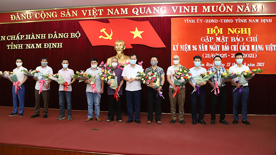 Đồng chí Lê Quốc Chỉnh, Phó Bí thư Thường trực Tỉnh ủy, Chủ tịch HĐND tỉnh tặng hoa chúc mừng các cơ quan thường trú Báo Trung ương đóng trên địa bàn tỉnh.