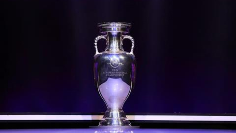 Chiếc cup EURO danh giá chờ đợi chủ nhân tiếp theo. (Ảnh: UEFA)