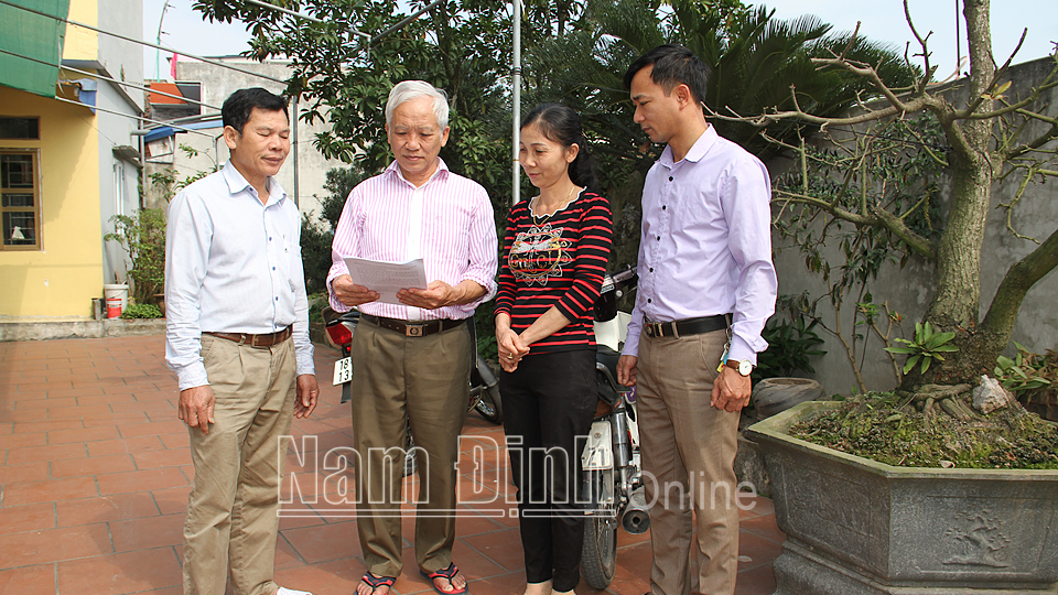 Ban thanh tra nhân dân thôn Nội, xã Nam Thanh (Nam Trực) giám sát việc xây dựng NTM kiểu mẫu (Ảnh chụp trước ngày 27-4-2021).