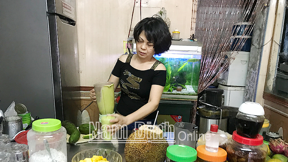 Một cơ sở kinh doanh đồ uống sinh tố, nước ép hoa quả trên đường Quang Trung (thành phố Nam Định).