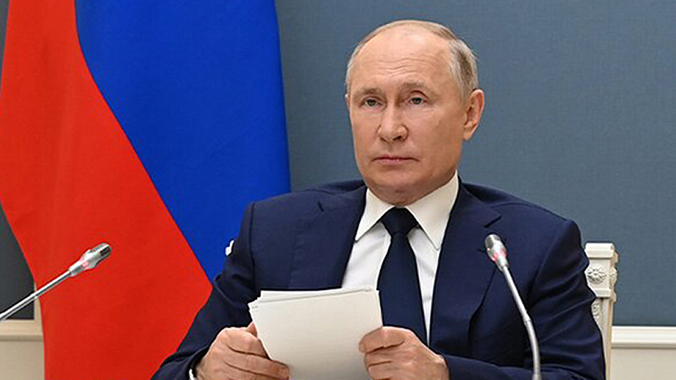 Tổng thống Nga V. Putin ký phê duyệt Chiến lược An ninh quốc gia mới và văn bản có hiệu lực từ ngày 2/7. (Ảnh: TASS)