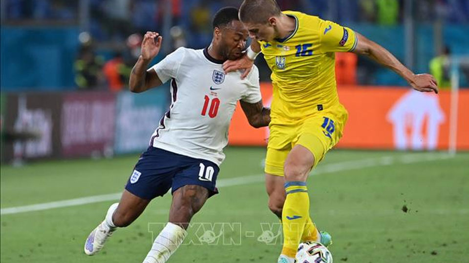 Pha tranh bóng giữa tiền đạo Anh Raheem Sterling (trái) với hậu vệ Ukraine Vitaliy Mykolenko trong trận tứ kết EURO 2020 ở Rome, Italy ngày 3/7/2021. Ảnh: AFP/TTXVN