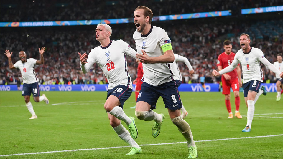 Harry Kane (số 9) ăn mừng cùng đồng đội.