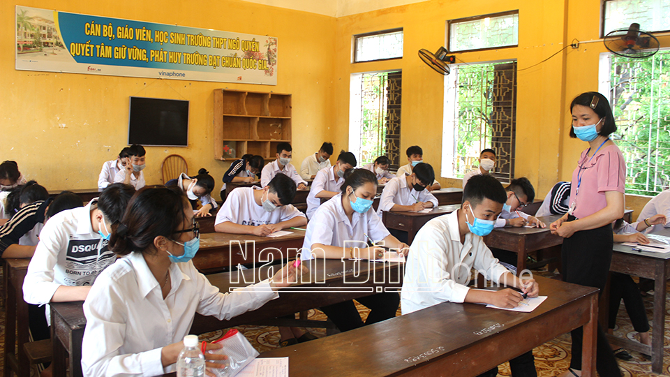 Thí sinh tại điểm thi THPT Ngô Quyền (thành phố Nam Định) chuẩn bị bước vào bài thi tổ hợp các môn Khoa học tự nhiên và Khoa học xã hội.  Ảnh: Minh Thuận