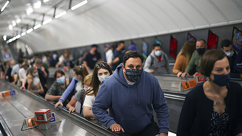 Người dân sử dụng thang cuốn di chuyển khỏi ga tàu điện ngầm tại London, Anh. Ảnh: Reuters