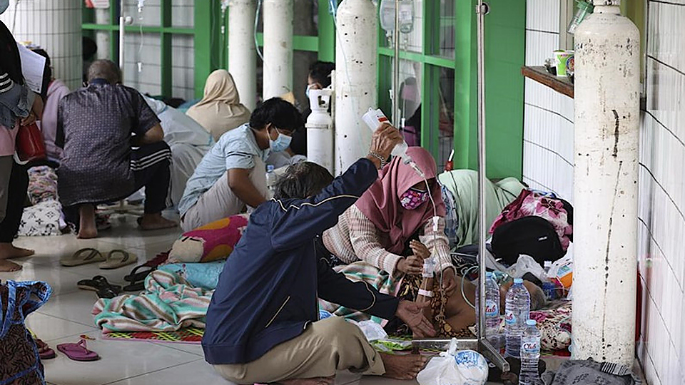 Người bệnh nằm ở hành lang bệnh viện tại Đông Java, Indonesia, ngày 9/7. (Ảnh: AP)