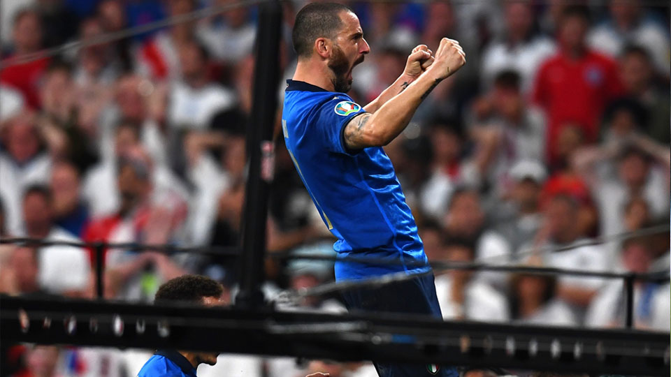 Bonucci ăn mừng bàn thắng cân bằng tỷ số vô cùng quan trọng. 