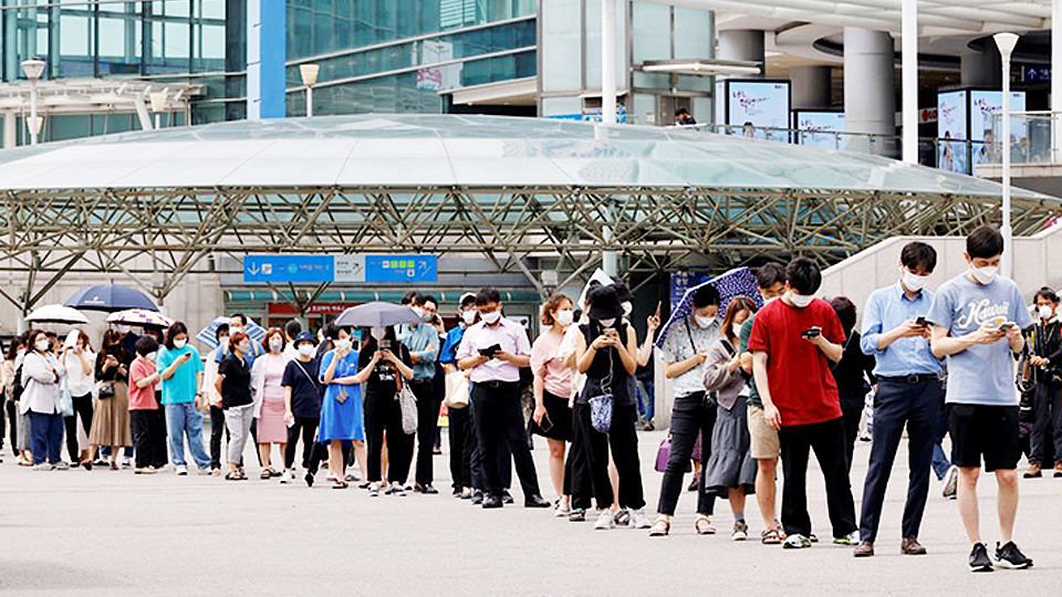 Người dân chờ xét nghiệm Covid-19 tại Seoul, Hàn Quốc. Ảnh: REUTERS