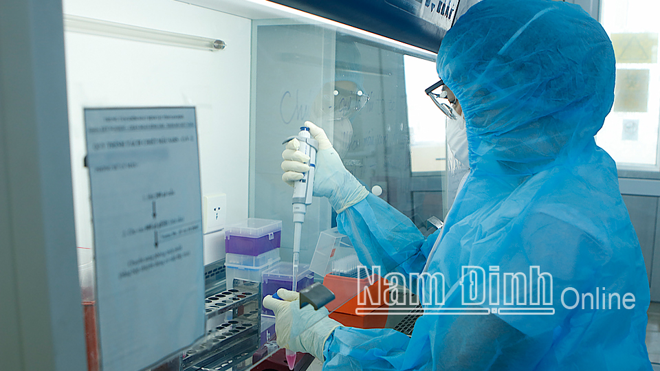 Cán bộ, nhân viên Khoa Xét nghiệm, Trung tâm Kiểm soát bệnh tật tỉnh Nam Định tiến hành xét nghiệm SARS-CoV-2 cho các trường hợp trở về từ vùng dịch. 