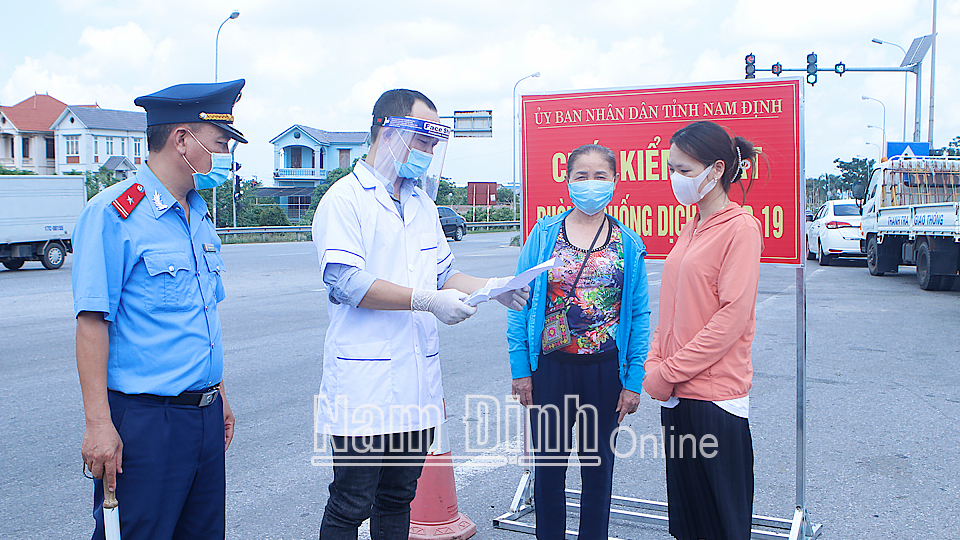 Lực lượng liên ngành chốt cầu Tân Đệ thực hiện khai báo y tế phòng chống dịch đối với người từ các tỉnh, thành phố ra vào, tỉnh Nam Định.