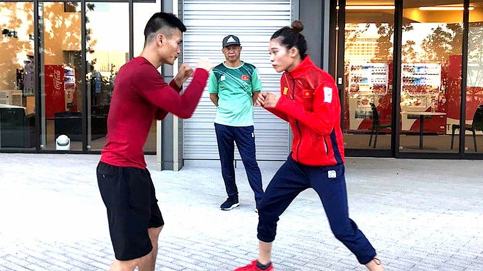 Các vận động viên Boxing tranh thủ tập ngay ngoài trời. 