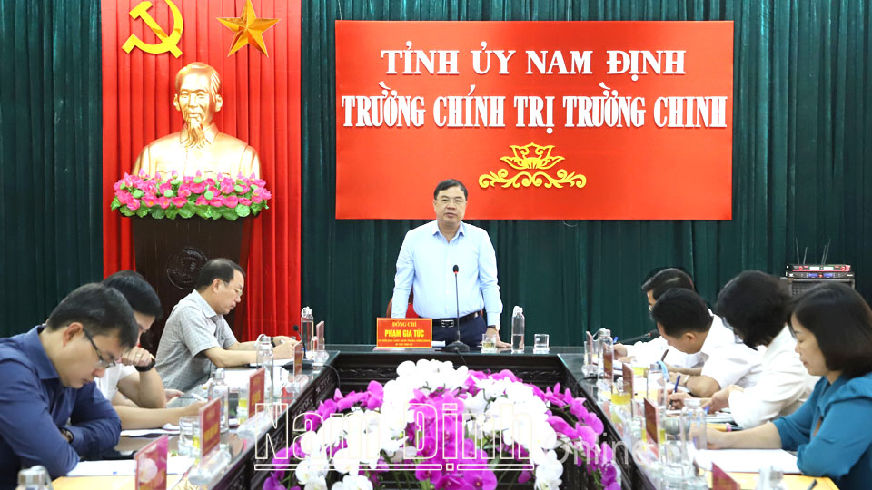 Đồng chí Phạm Gia Túc, Ủy viên BCH Trung ương Đảng, Bí thư Tỉnh ủy phát biểu kết luận buổi làm với trường Chính trị Trường Chinh.
