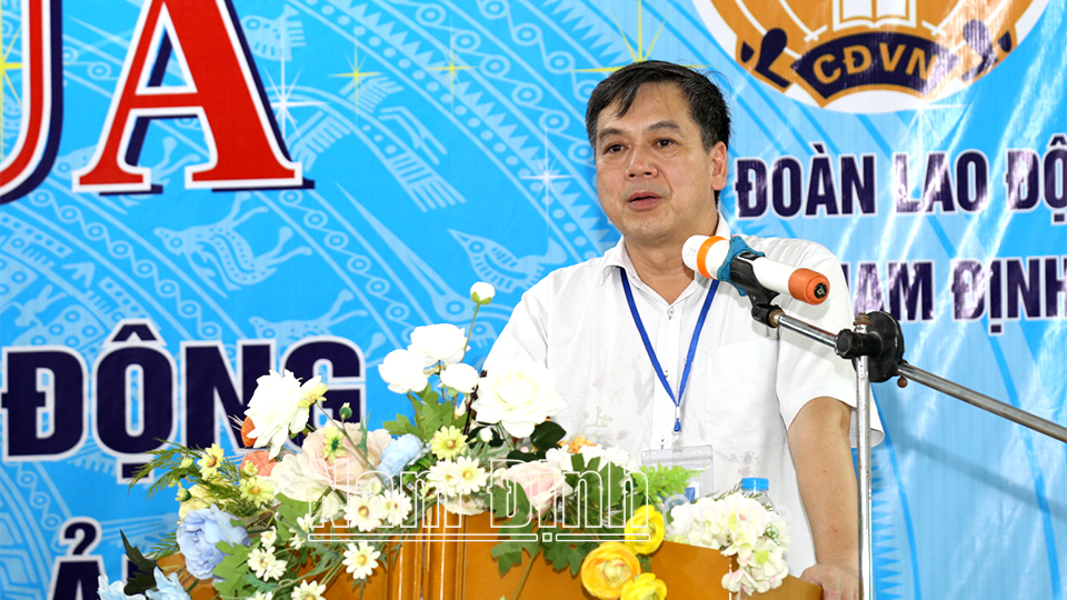 Đồng chí Trần Lê Đoài, TUV, Phó Chủ tịch UBND tỉnh phát biểu tại buổi trao quà.