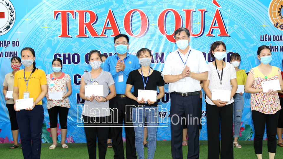 Đồng chí Trần Lê Đoài, TUV, Phó Chủ tịch UBND tỉnh và lãnh đạo LĐLĐ tỉnh tặng quà cho công nhân lao động.
