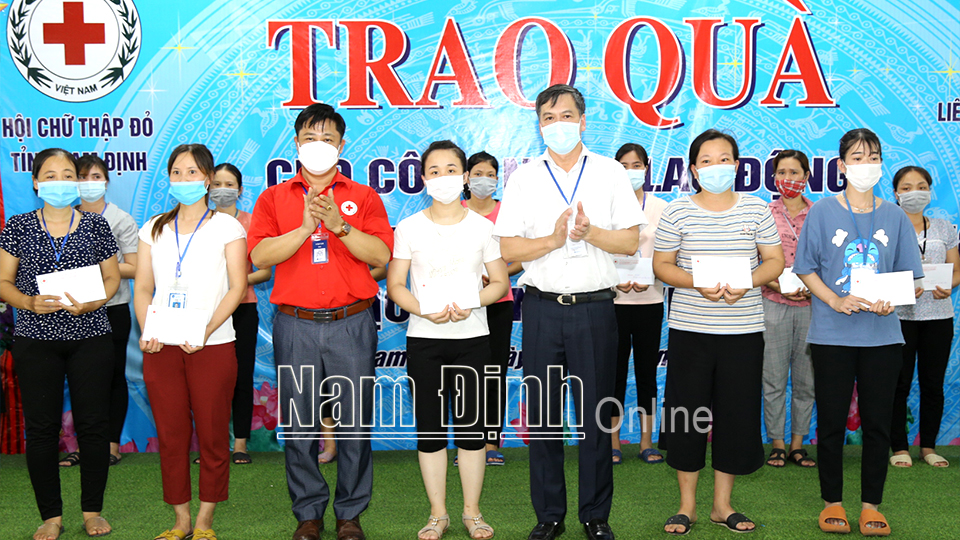 Đồng chí Trần Lê Đoài, TUV, Phó Chủ tịch UBND tỉnh và lãnh đạo Hội Chữ thập đỏ tỉnh tặng quà cho công nhân lao động.