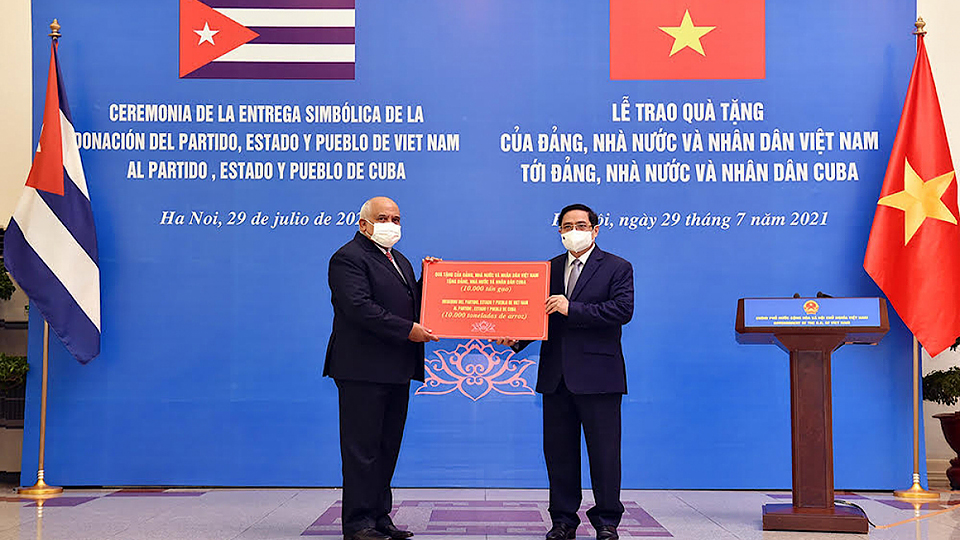 Tổng cộng 12 nghìn tấn gạo đã được Đảng, Nhà nước và nhân dân Việt Nam gửi đến hỗ trợ Cuba.  Ảnh: VOV