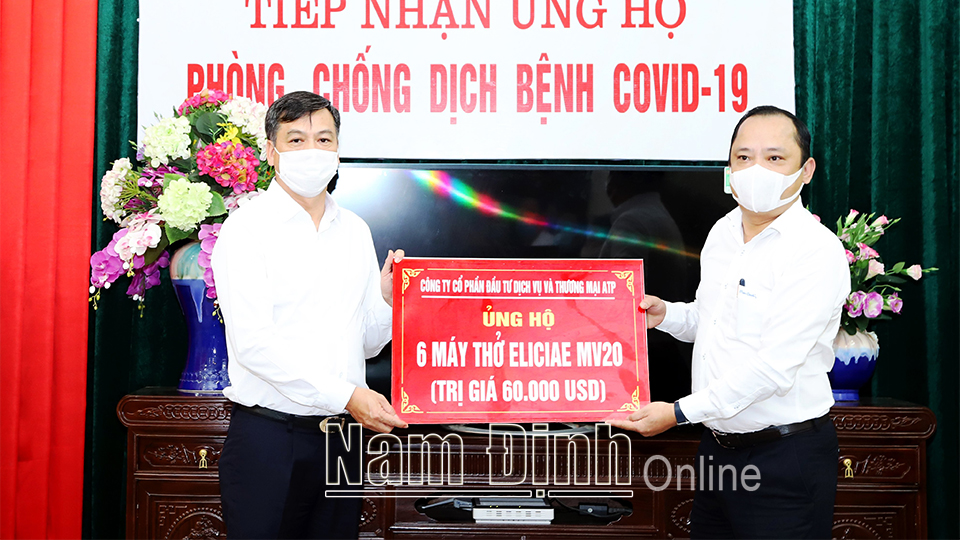 Đồng chí Trần Lê Đoài, TUV, Phó Chủ tịch UBND tỉnh tiếp nhận quà ủng hộ của Công ty Cổ phần Đầu tư dịch vụ và thương mại ATP (Hà Nội).