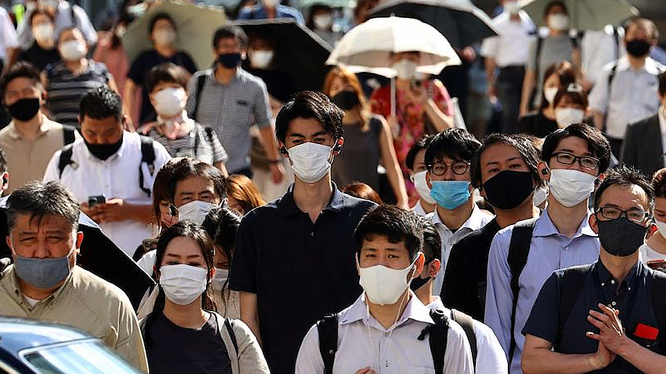 Người dân đeo khẩu trang trên đường phố tại Tokyo, Nhật Bản, ngày 6/8/2021. (Ảnh: Reuters)