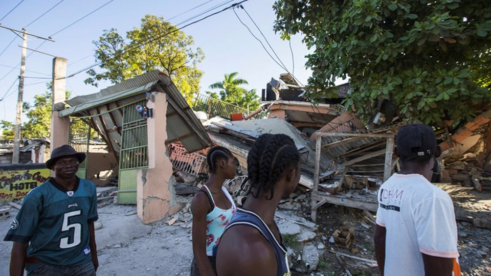 Hàng trăm nhà ở tại Haiti bị sập sau trận động đất ngày 14/8. (Ảnh: Reuters)