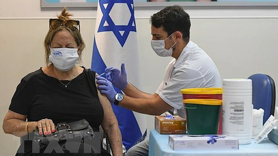 Nhân viên y tế tiêm vaccine ngừa Covid-19 cho người dân tại Ramat HaSharon, miền trung Israel. (Ảnh: THX/TTXVN)