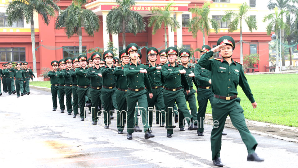 Thực hành điều lệnh đội ngũ trong cán bộ, chỉ huy Bộ CHQS tỉnh (Ảnh chụp trước ngày 27-4-2021).